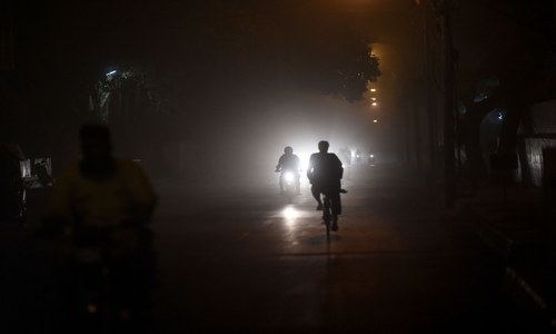 4 killed as gusty winds, dust storm batter Karachi