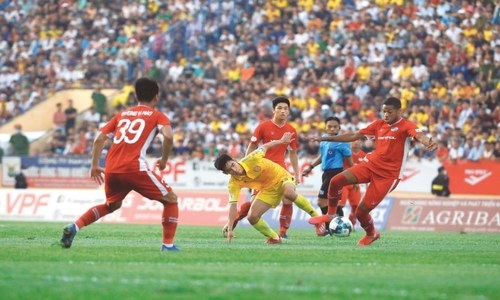 Vietnam league restarts with packed crowds as coronavirus risk abates