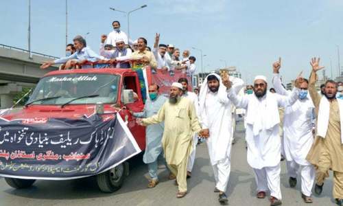 Govt employees stage protest for increase in salary