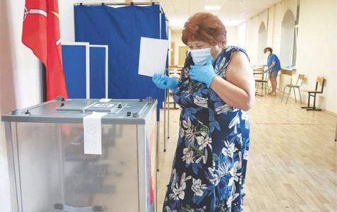 Russians vote to extend Putin&rsquo;s rule