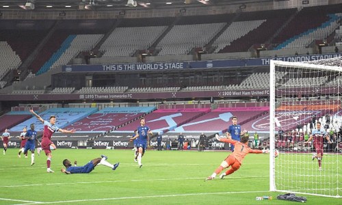 West Ham stun Chelsea, Aubameyang fires Arsenal revival
