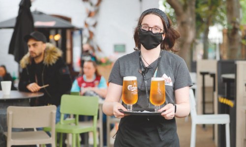 Beer flows again in England&rsquo;s pubs