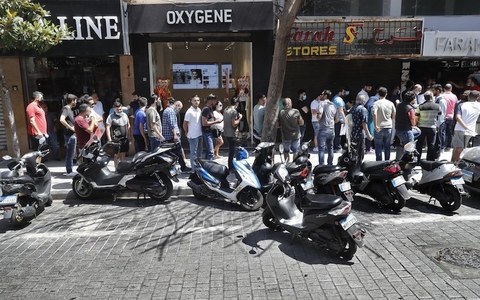 Economic chaos sends Lebanese currency tumbling as citizens line up to buy 'rationed' dollars Economic chaos sends Lebanese currency tumbling as citizens line up to buy 'rationed' dollars