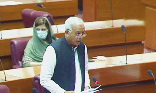 Opposition wants minister fired over pilot licences row