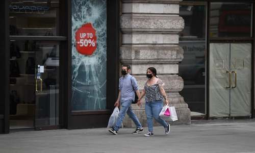 Masks becoming mandatory amid Europe&rsquo;s virus uptick