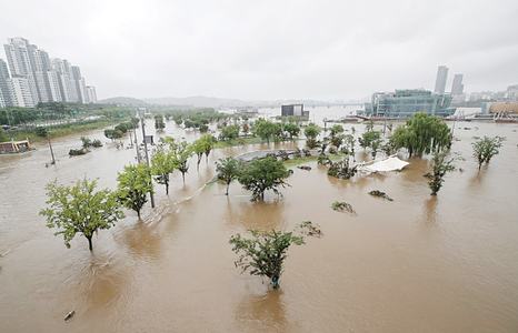 30 die in S. Korea as rain triggers floods