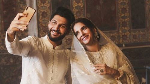 Bilal Saeed, Saba Qamar apologise for video shoot at Wazir Khan mosque