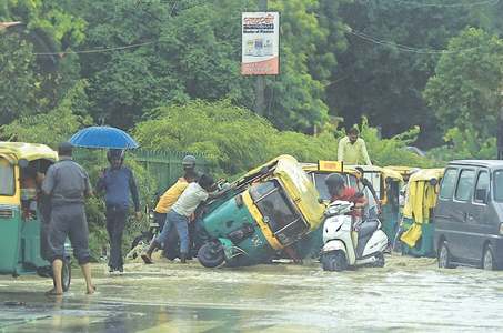 Floods in Delhi as death toll in South Asia rises to 1,300