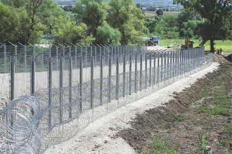Serbia quiet on fence building near border