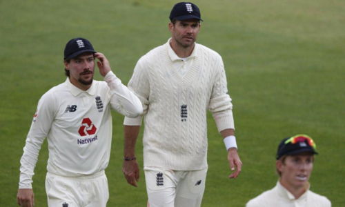Anderson edges closer to magical mark as Pakistan dig in Anderson edges closer to magical mark as Pakistan dig in