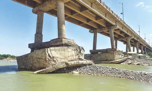 Despite NHA assurances, locals wary of &lsquo;fragile&rsquo; pillars of Hub bridge