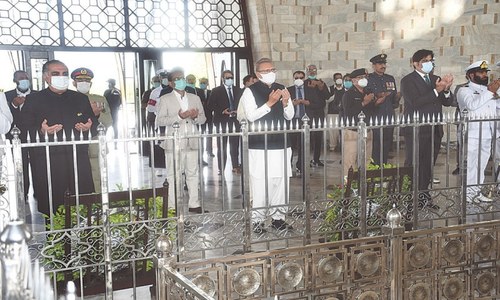 Alvi asks PPP, PTI to work together for success of Karachi plan