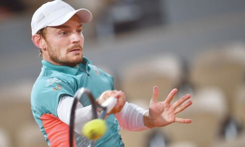 Stars lament as cold and rain spark French Open revolt