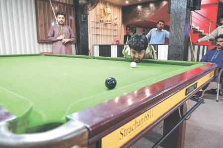 Armless Pakistani snooker player masters the game
