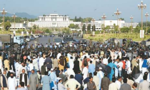 Protesting govt employees converge on capital Protesting govt employees converge on capital