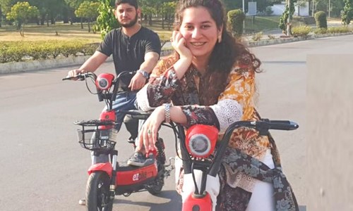 پاکستان میں پہلی بار الیکٹرک بائیک رائیڈنگ سروس متعارف
