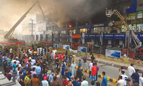 Huge Lahore fire burns 400 mobile phone, computer shops