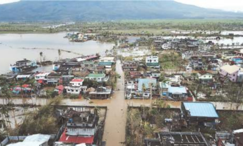 10 killed as powerful typhoon lashes Philippines