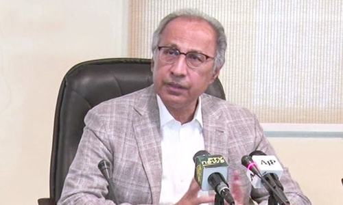 Hafeez shares Pakistan&rsquo;s economic rebound at WEF