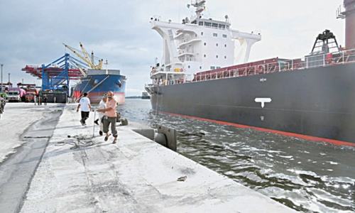 Port congestion persists as industry blames priority for wheat shipments