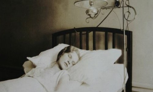 وہ پراسرار بیماری جس نے لاکھوں افراد کو 'زندہ بت' بنادیا تھا