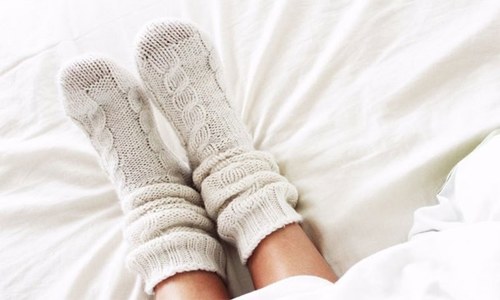 جرابیں پہن کر سونے کے لیے لیٹنا کیوں ضروری ہے؟