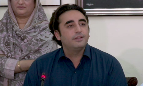 Bilawal pays homage to slain mother