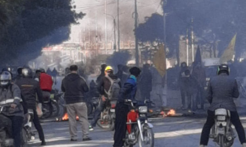Several roads blocked as protests against Hazara killings continue in Karachi for 2nd day