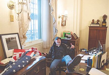 Member of Trump&rsquo;s cabinet, deputy security aide resign