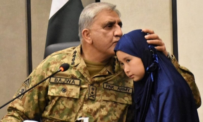 In Quetta visit, Army chief assures justice to families of Mach massacre victims