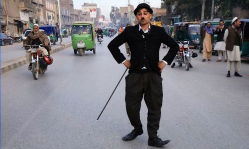 &rsquo;چارلی چیپلن&lsquo; کا روپ دھارنے والے پاکستانی نوجوان کے چرچے