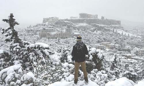 Snowfall blankets Acropolis, halts vaccinations