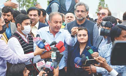 Rare scuffle between PML-N leaders, PTI workers