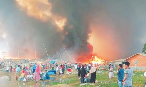 Fire destroys thousands of homes at Rohingya camp