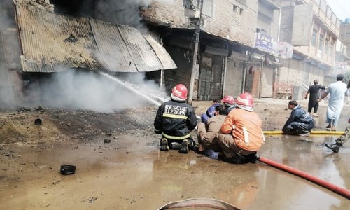 14 hurt in cylinder blast, roof collapse