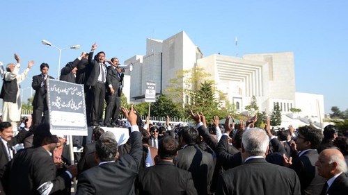 Pakistan's lawyers turn fashion police, tell waiters to stop wearing their 'uniform'