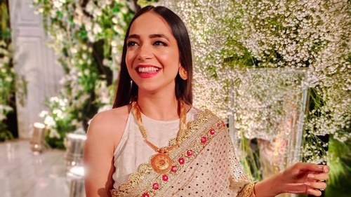 Leave the shoulders of Amtul Baweja &mdash; and other women &mdash; alone