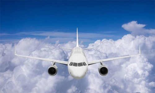 طیارے میں داخل ہوتے وقت عملے کے خوش آمدید کہنے کی اصل وجہ جان لیں