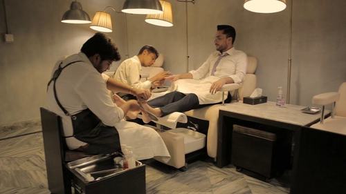 As Eid approaches, some Karachi salons defy government orders and secretly remain open