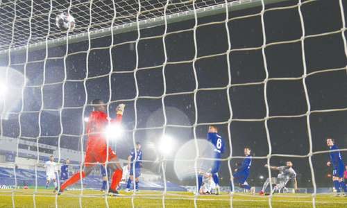 Benzema stunner for Real pegs back impressive Chelsea