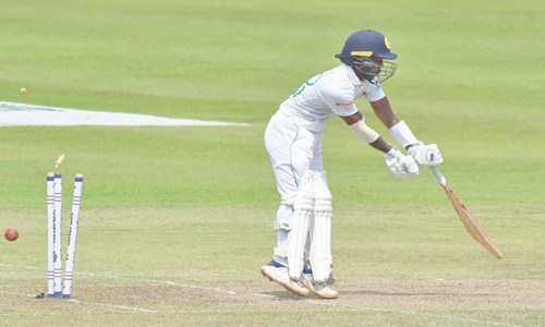 Dickwella helps SL post imposing total