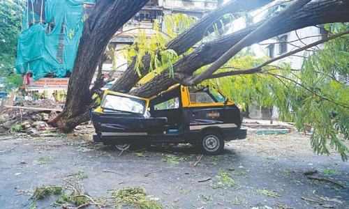 Cyclone leaves 27 dead, 100 missing in India Cyclone leaves 27 dead, 100 missing in India