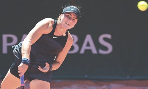 Federer makes winning return as Swiatek, Medvedev progress