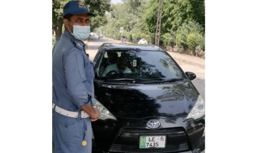 Lahore Police seize documents of car whose driver committed 74 traffic violations Lahore Police seize documents of car whose driver committed 74 traffic violations