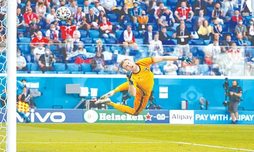 Russia top Finland, France win and Ronaldo makes history