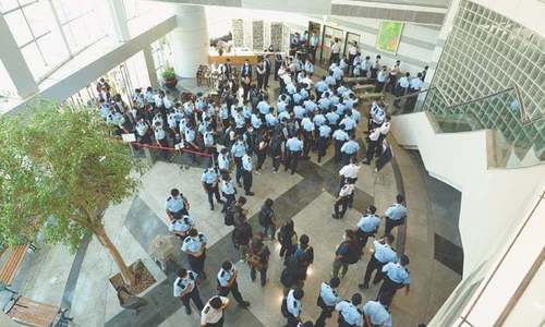 Police raid anti-Beijing newspaper in Hong Kong, arrest five Police raid anti-Beijing newspaper in Hong Kong, arrest five