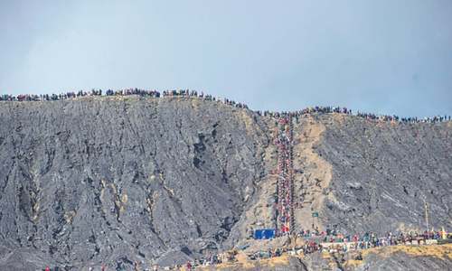 Thousands climb Indonesian volcano for ritual sacrifice