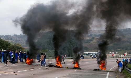 28 arrested and highway closed over pro-Zuma protests