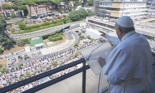 Pope greets followers from Rome hospital’s balcony Pope greets followers from Rome hospital’s balcony