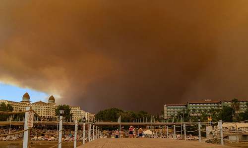 4 killed, more than 180 injured as forest fires rage near Turkish resorts 4 killed, more than 180 injured as forest fires rage near Turkish resorts